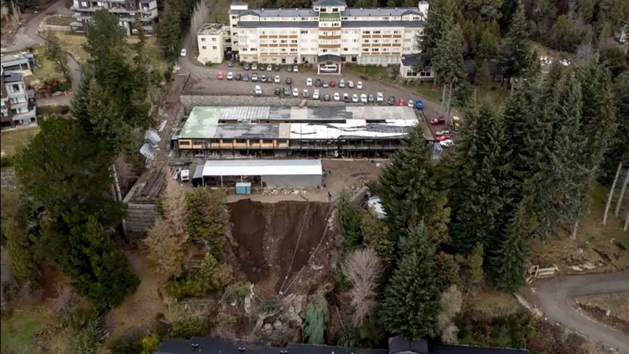 Los cuerpos de los dos turistas uruguayos que eran buscados luego del alud que ingresó al hotel Bustillo, en San Carlos de Bariloche, fueron encontrados en la madrugada de este miércoles por los rescatistas.