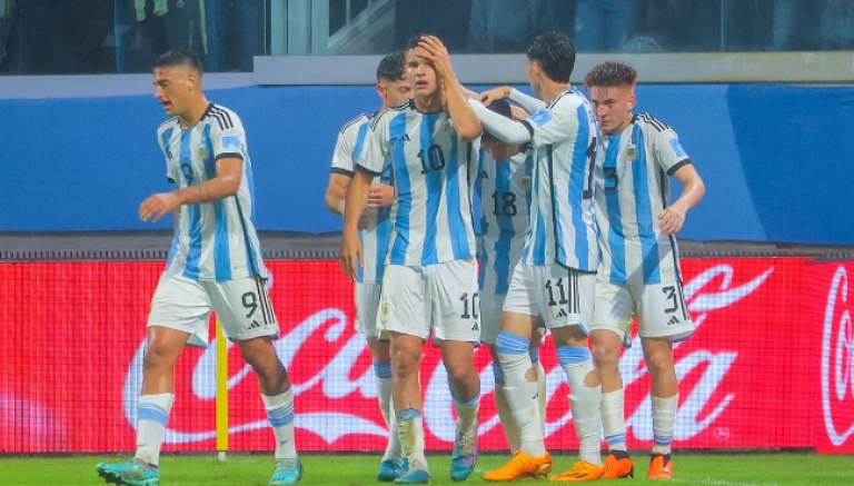 En el partido disputado en el Estadio Único Madre de Ciudades, por momento bajo una intensa lluvia, Makhmudjon Makhamadjonov había abierto la cuenta para el equipo asiático a los 23 minutos pero, tres minutos después, Alejo Veliz empató el partido para la “Albiceleste”. A los 41, Valentín Carboni le dio la ventaja a la Argentina.