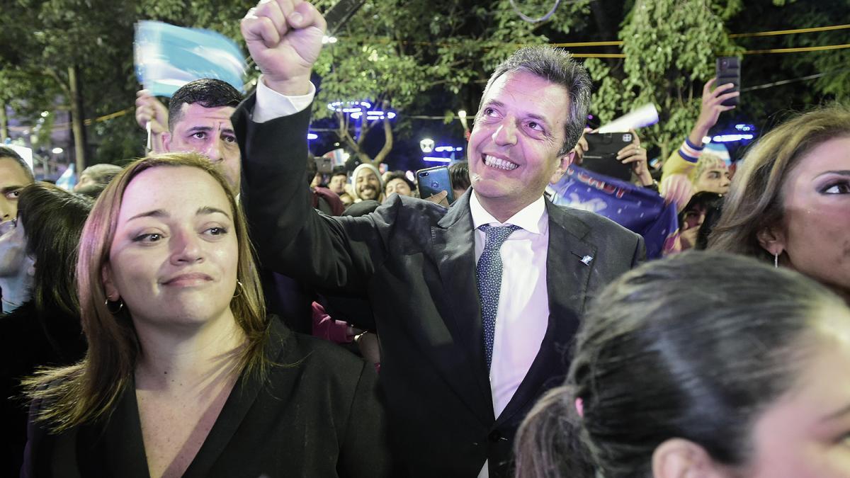 Junto al gobernador santiagueño y líder del Frente Cívico Gerardo Zamora, Massa participó de varias actividades proselitistas en esa provincia en el marco de los festejos por el aniversario 470° de la fundación de la ciudad capital de Santiago del Estero, que inició ayer a la noche en la vigilia popular de la que también participaron el embajador argentino en Brasil, Daniel Scioli, y la presidenta de la Cámara de Diputados, Cecilia Moreau.