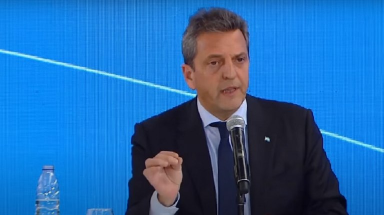 "Obviamente que cuando uno mira el impacto de Aerolíneas en destinos turísticos y en provincias de desarrollo minero o hidrocarburífero a los que otras aerolíneas no van, claramente ve uno de los primeros grandes objetivos que tiene nuestra aerolínea de bandera que es la de garantizar que el desarrollo se de con una mirada federal", ponderó.