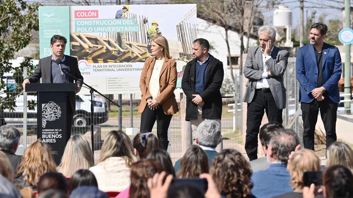 Kicillof estuvo en las ciudades de Colón, donde encabezó la inauguración del primer Centro Universitario del municipio, y de Pergamino, donde visitó el hospital y entregó una nueva ambulancia.