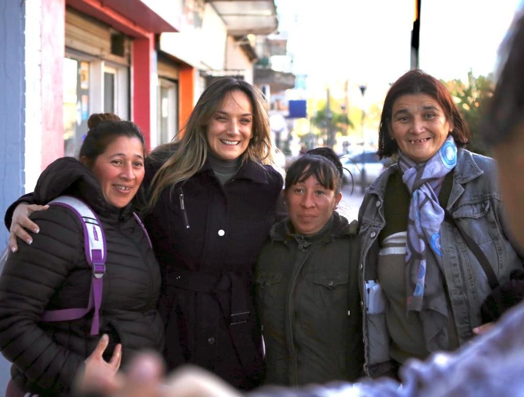 Durante las recorridas, la actual presidenta de Aysa estuvo acompañada por el referente de la localidad Troncos, Patricio D´Angelo, la concejala Mayra Mariani, la precandidata a concejal, Laura Godoy, el precandidato a concejal Lazaro Flores junto Ramiro Toscani y otros integrante de la lista.