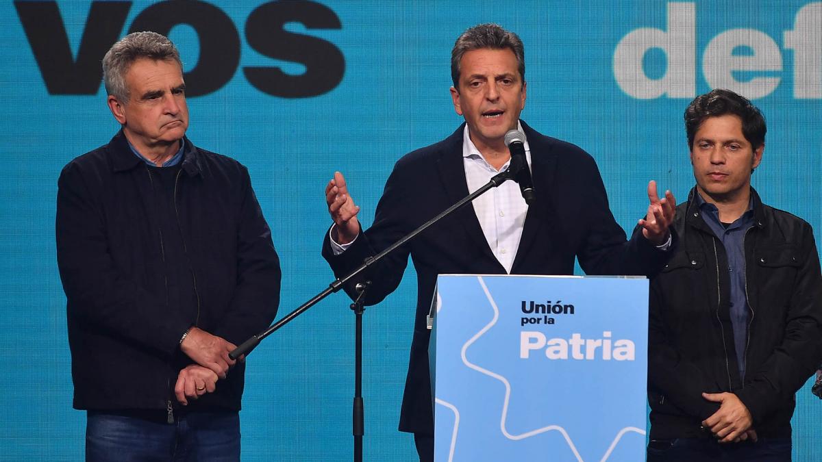 "Vamos a dejar hasta nuestra última gota de transpiración para ganar en octubre, y en noviembre y para seguir siendo Gobierno en la Argentina; el esfuerzo empieza mañana de vuelta. Tenemos 60 días para dar vuelta esta elección", exhortó esta noche Massa.