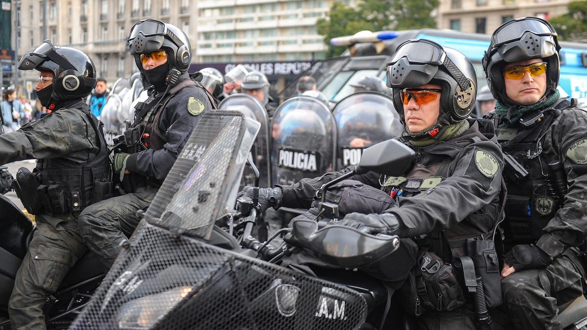 "Estábamos terminando el acto y desconcentrando. Se meten policías a desalojarnos. Ahí detienen a un compañero. Cuando detienen a un compañero lo vamos a sacar y vienen todos a reprimirnos. En esa situación detienen a cuatro compañeros más (que luego serían seis) y a Facundo Molares que se descompensa", denunció a Télam el referente de la agrupación Fogoneros Luciano Lupi, antes de que se conociera el desenlace.