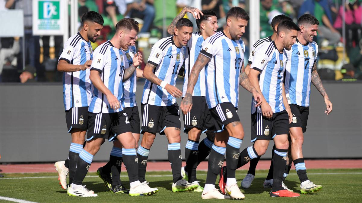 Enzo Fernández, a los 30 minutos, y Nicolás Tagliafico, a los 41', ambos del primer tiempo, y Nicolás González, a los 38' del segundo, marcaron los goles del vigente campeón del mundo y de América en el estadio Hernando Siles de la capital boliviana.Bolivia jugó con uno menos desde los 38 minutos del primer tiempo por la expulsión de Roberto Fernández por una dura plancha sobre Cristian "Cuti" Romero.