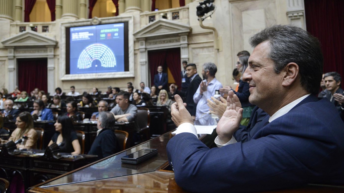 Luego de que el diputado y candidato a presidente de La Libertad Avanza, Javier Milei, presentara el martes una carta para que se postergue la presentación de 'la ley de leyes', el oficialismo, con el aval del ministro de Economía y candidato presidencial por Unión por la Patria (UxP), Sergio Massa, postergará el debate en comisión por considerar la sugerencia del libertario como "razonable".