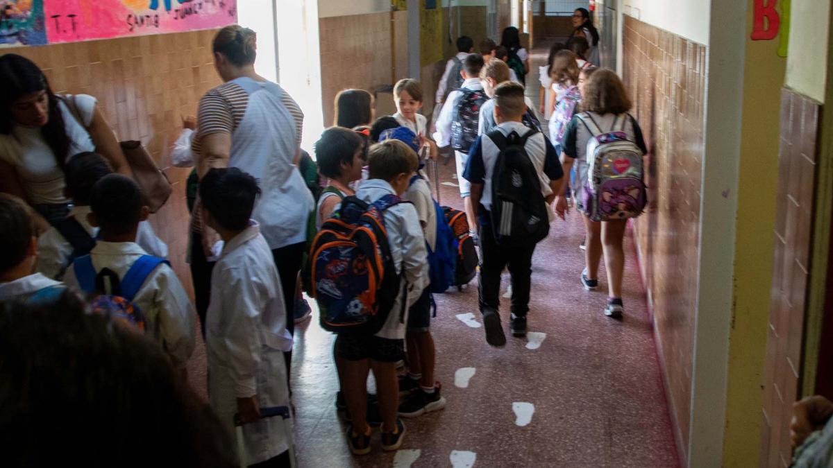 El ministro de Economía y candidato a presidente por Unión por la Patria (UxP), Sergio Massa, llamó este martes a defender la educación en el Congreso ante quienes "quieren recortarla" y remarcó que invertir en el área es "la mejor inversión que puede hacer una sociedad", al presentar el proyecto de Ley de Financiamiento Educativo junto a su pares en Educación, Jaime Perczyk, e Interior, Eduardo de Pedro, durante un acto que se desarrolló en el Centro Cultural Kirchner (CCK).