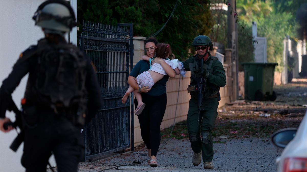 "Una colona israelí y sus dos hijos fueron liberados tras ser detenidos durante los enfrentamientos" entre la milicia radical y el Ejército israelí, indicó un comunicado del brazo armado de Hamas, que gobierna el enclave desde 2007.