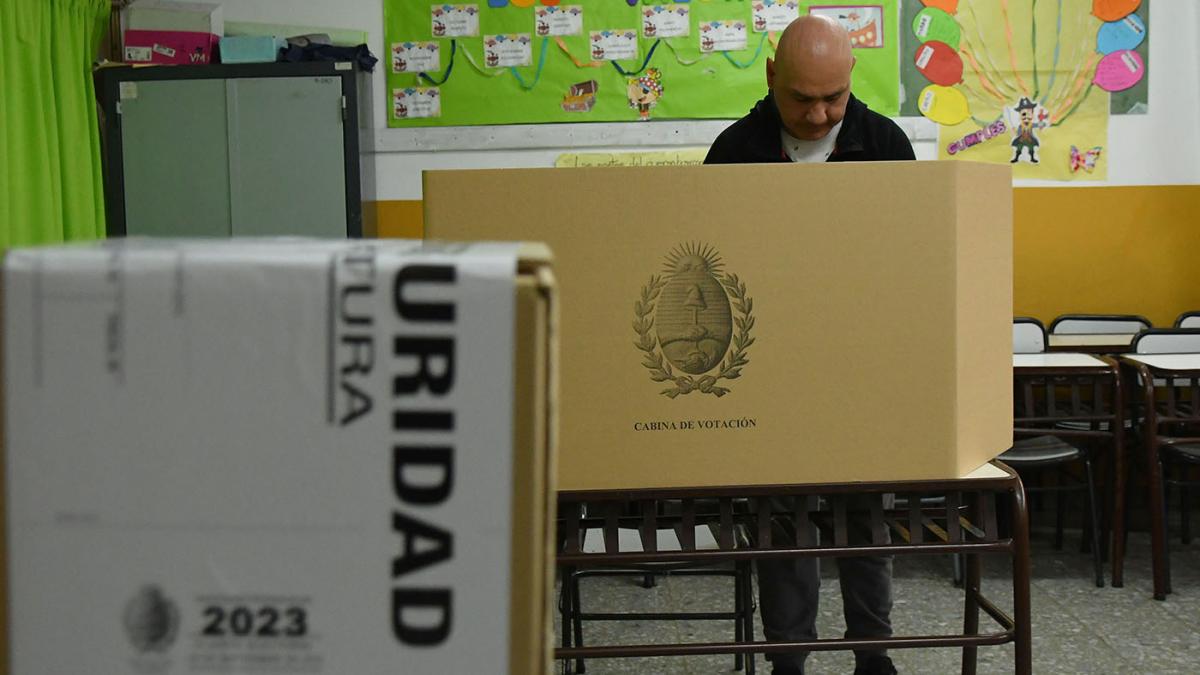 La veda electoral contempla la prohibición de realizar actos públicos, proselitismo, publicar y difundir encuestas y sondeos preelectorales, según establece la legislación.