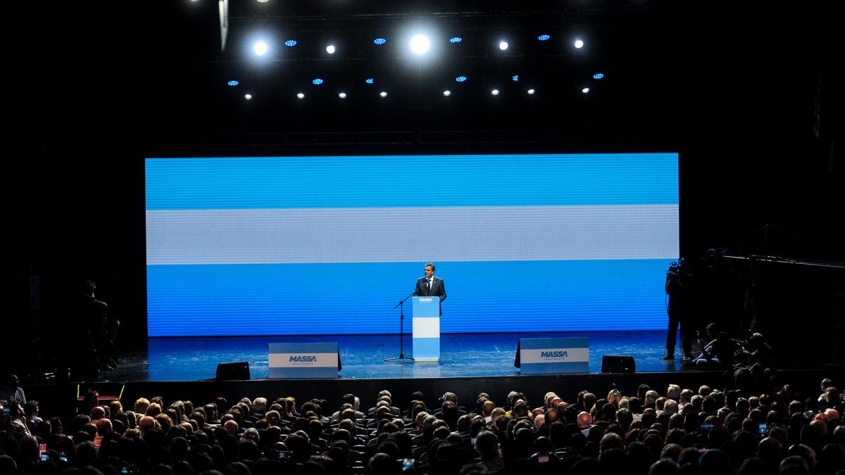 Massa encabezó un acto en el teatro Gran Rex, en el centro porteño, donde presentó los "10 acuerdos para el futuro de la Argentina" que pondrá en marcha si triunfa en el balotaje que disputará, dentro de 11 días, con el candidato presidencial de La Libertad Avanza (LLA), Javier Milei.