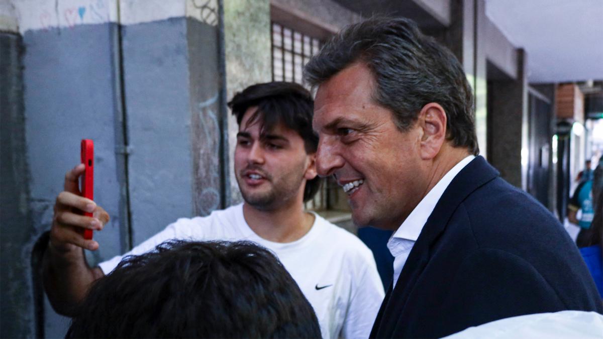 Massa a los estudiantes: "El amor y la esperanza siempre le ganan al odio y la violencia" AUDIO El candidato de Unión por la Patria cerró su campaña para el balotaje del domingo junto a estudiantes de la Escuela Superior de Comercio "Carlos Pellegrini" de CABA, quienes lo ovacionaron y vivaron por su postulación. Telam SE 16-11-2023 | 22:00 Massa a los estudiantes: "El amor y la esperanza siempre le ganan al odio y la violencia" VER VIDEO El ministro de Economía y candidato presidencial de Unión por la Patria (UxP), Sergio Massa, cerró su campaña para el balotaje del domingo con un encuentro de cercanía con estudiantes de la Escuela Superior de Comercio "Carlos Pellegrini" de CABA, a quienes convocó a "defender la utopía de elegir" en qué tipo de país quieren vivir. "La energía que ustedes transmiten, la fuerza y la responsabilidad que uno siente al ver a los que van a ser el futuro de nuestro país estén comprometidos y esperanzados, y que también descrean de las cosas que desde la violencia, el odio y la destrucción se plantean, me genera mucha esperanza", expresó Massa ante los jóvenes, quienes lo ovacionaron y vivaron por su postulación. Foto Cris Sille Foto: Cris Sille. Foto Prensa Foto: Prensa. Para el ministro y candidato, ese encuentro con los jóvenes para el cierre de campaña "representa qué país queremos". "Es el tiempo de que defiendan utopías", dijo Massa y prosiguió: "La mayor utopía es que puedan defender es la libertad de elegir dónde estudian sin que nadie les dé un cheque, o dónde trabajen sin que nadie les quite derechos, y cuál es el modelo de desarrollo para su país sin que nadie ponga la bandera de otro país". A horas del inicio de la veda, Massa se acercó pasado el mediodía a esa institución porteña para dialogar con los jóvenes, en la continuidad del encuentro que había mantenido, antes de las elecciones del 22 de octubre, con alumnos del Colegio Nacional de Buenos Aires. "¡Massa presidente!", corearon los estudiantes en el patio del colegio, ante un candidato visiblemente emocionado. Massa afirmó también que "el amor y la esperanza siempre le ganan al odio, a la bronca y a la violencia", lo que arrancó aplausos entre la comunidad estudiantil. Y se comprometió a que, en caso de asumir el Gobierno el 10 de diciembre, va a dejar su "piel, alma y toda su fuerza para que construir ese país que hoy es una utopía pero que podemos hacer realidad". Foto Cris Sille Foto: Cris Sille. El candidato de UxP cerró su discurso con la exclamación "Viva la educación pública". Massa había empezado el último día de campaña con una visita a Magdalena Fanny Córdoba, una jubilada de 104 años del municipio bonaerense de Berazategui que se convirtió en su votante más longeva, y continuó, al mediodía, con una exposición ante los empresarios que integran el Consejo Interamericano de Comercio y Producción (CICyP). Ver esta publicación en Instagram Una publicación compartida de Sergio Massa (@sergiomassaok) En ese foro, el candidato oficialista advirtió que "la apertura indiscriminada de la economía sólo existe en la teoría" y "esa historia termina con fábricas cerradas y gente en la calle". Foto Prensa Foto: Prensa Foto Prensa Foto: Prensa El candidato de UxP cerró una campaña que en las últimas semanas lo llevó a las provincias de Córdoba, Santa Fe, Misiones, Mendoza y Río Negro, además de Buenos Aires, donde sumó adhesiones de extrapartidarios para el balotaje frente a Javier Milei, de La Libertad Avanza (LLA), y pronunciamientos favorables a su propuesta de plasmar un gobierno de "unidad nacional".