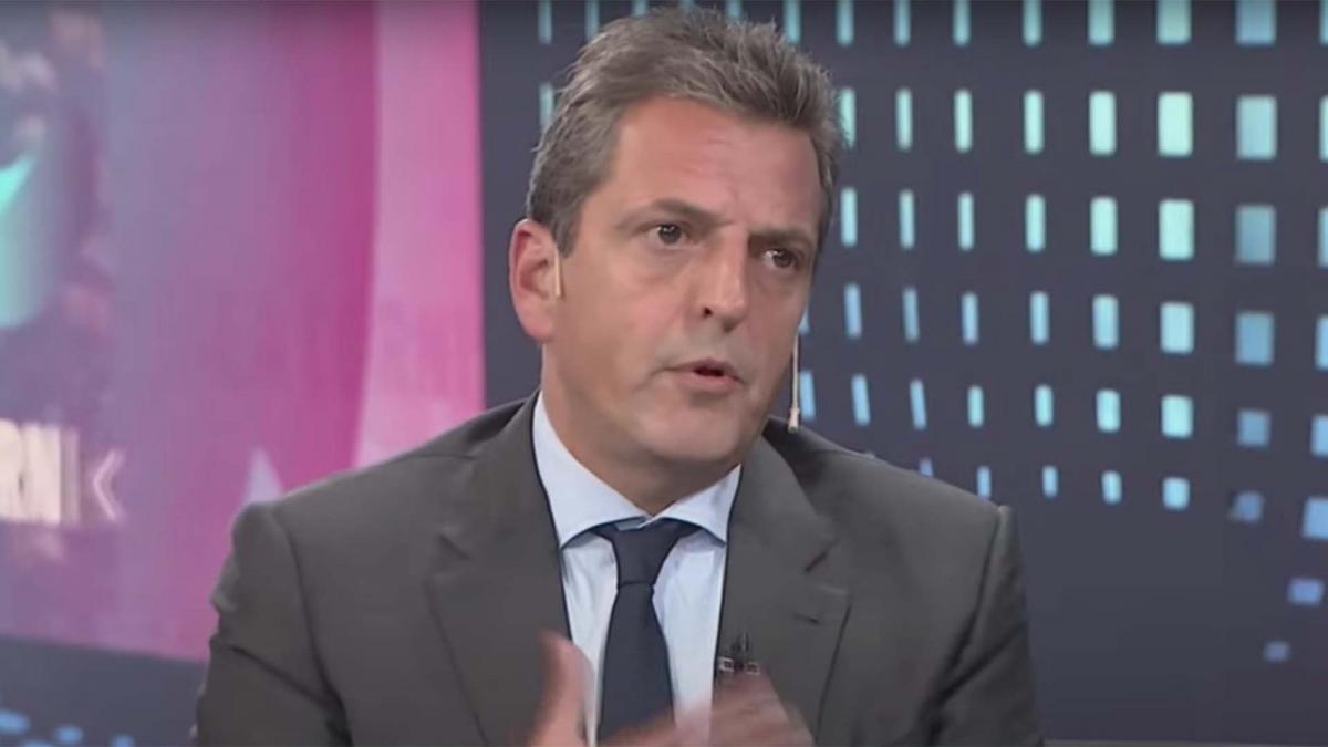 Así lo anunció Massa en una entrevista para LN+, donde indicó que "a fin de mes el FMI empieza la investigación sobre la fuga de capitales sobre el acuerdo stand by de 2018" y reveló que el organismo mandará "una comisión a la Argentina que va a hacer una revisión sobre el 66% que, según la AGN (Auditoría General de la Nación), no se usó para financiar hospitales, escuelas ni para resolver la estabilidad económica, sino para financiar el pago a fondos de inversión".