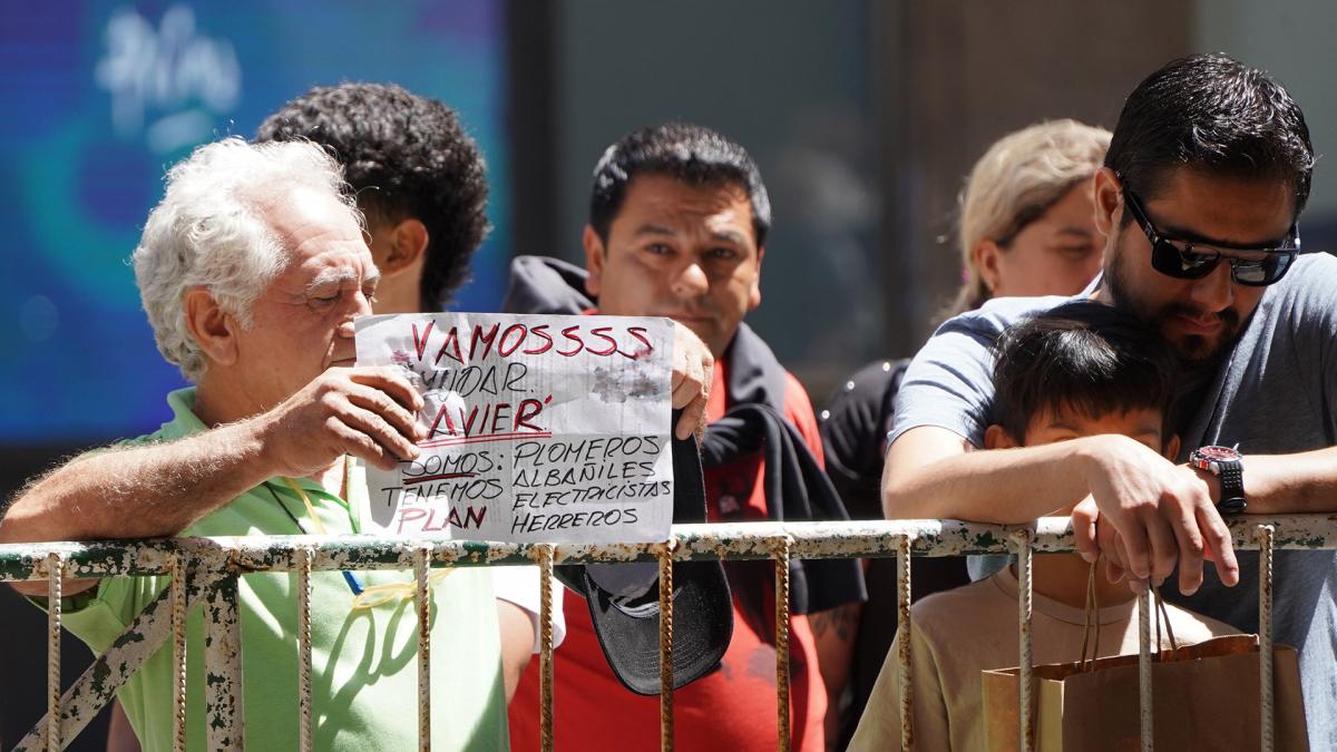 Ataviados con banderas argentinas y con la insignia de La Libertad Avanza (LLA), ciudadanos procedentes de distintos puntos del país se ubicaban en las inmediaciones del Parlamento, en la Plaza de los Dos Congresos de la ciudad de Buenos Aires, en medio del gran operativo de eguridad dispuesto para la ceremonia.