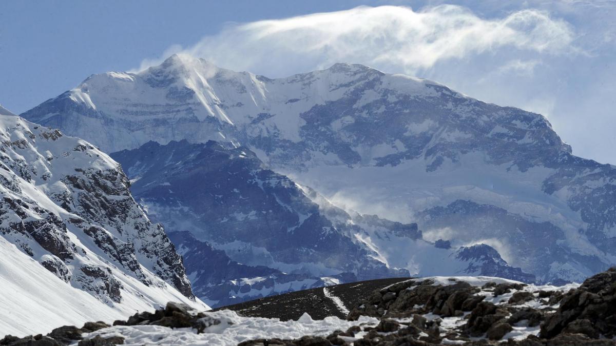 Fuentes de la cartera de Seguridad mendocina informaron que en la noche del sábado último tomaron conocimiento de que personal de carabineros de Chile habría recibido una denuncia por el retraso de una expedición en el cerro Marmolejo, entre los que se encontrarían el guía mendocino Ignacio Lucero y algunos andinistas originarios de la provincia de La Pampa.