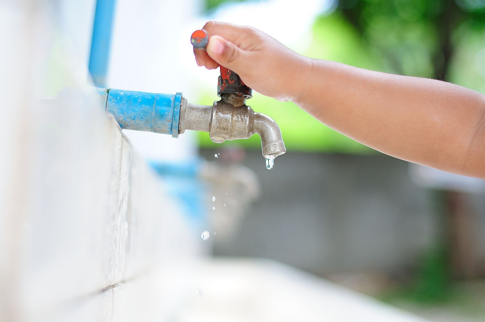 Es fundamental adoptar un enfoque responsable hacia el consumo de agua, sin comprometer las necesidades básicas como la alimentación y la higiene personal.