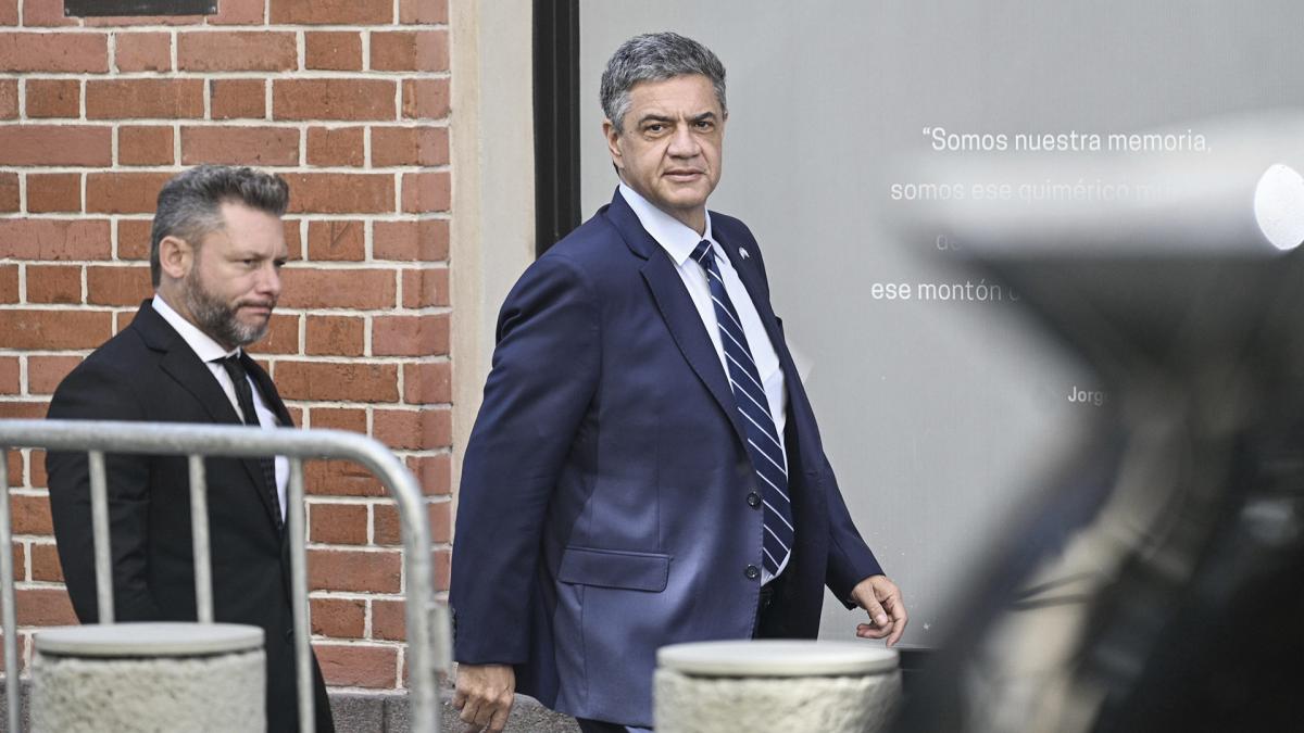 Los hechos de violencia ocurrieron sobre la avenida Cantilo, a la altura del ingreso a Puente Labruna, entre integrantes de la denominada barra oficial y un núcleo identificado con la barriada de Ingeniero Budge.