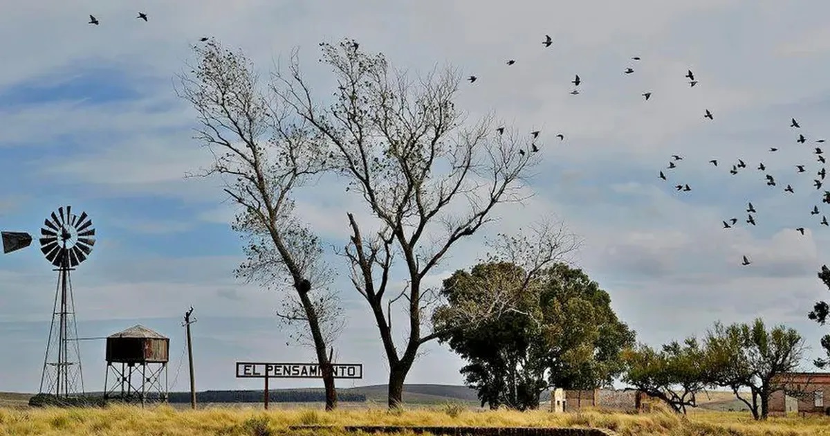 El Pensamiento, un pequeño pueblo centenario en la provincia de Buenos Aires, se enfrenta a la desaparición gradual debido a un éxodo rural y el cese del paso del ferrocarril.