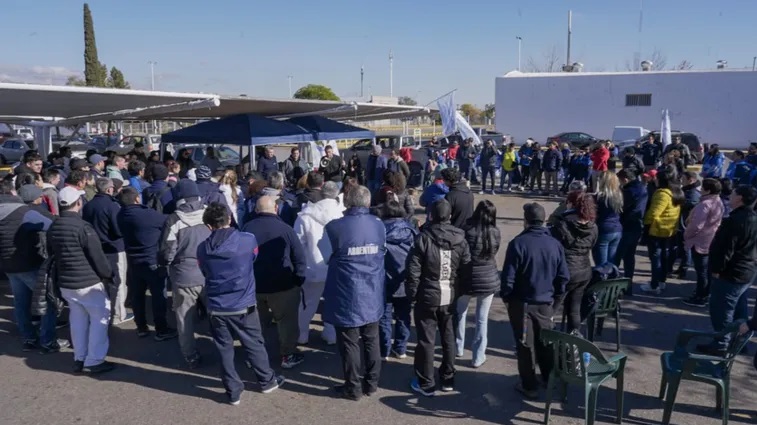 Despidos en el sector privado y la pobreza en Argentina.