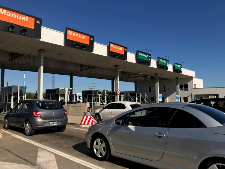 Los conductores que utilizan los Accesos Norte y Oeste para entrar y salir de la Ciudad Autónoma de Buenos Aires (CABA) se enfrentarán a un aumento del 100% en los peajes a partir de este sábado.