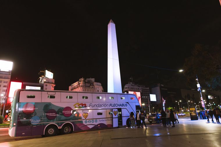 Fundación Flecha Bus y Red Solidaria participan en la campaña #FrioCERO2024, brindando refugios móviles en Plaza de Mayo.